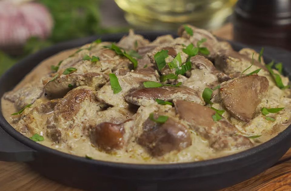 Čak i ako niste fan džigerice - probajte je na ovaj način: Pileća džigerica sa karijem i pire krompirom