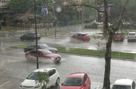 FOTO: Poplavljen kolovoz na Bulevaru oslobođenja kod stadiona posle pljuska