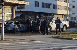 Tri automobila izgorela na Bulevaru patrijarha Pavla, vatra zahvatila i obližnji lokal