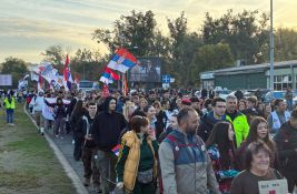 FOTO, VIDEO: Novosadski studenti pešače na veliki predizborni miting Studentske liste u Beogradu
