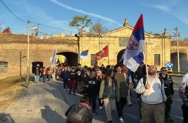 FOTO, VIDEO: Novosadski studenti pešače na veliki predizborni miting Studentske liste u Beogradu