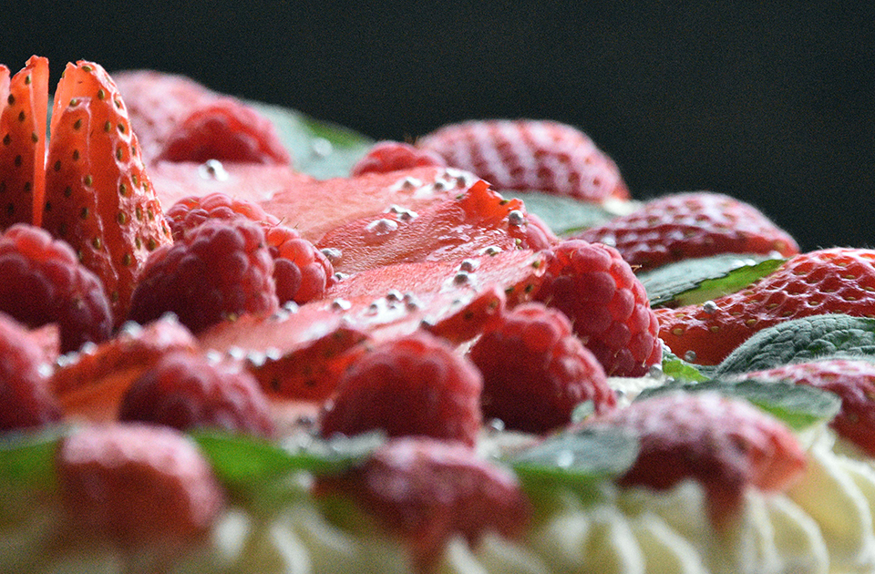 Osvežavajuća Šarlota torta sa jagodama: Elegantan i izgled i ukus