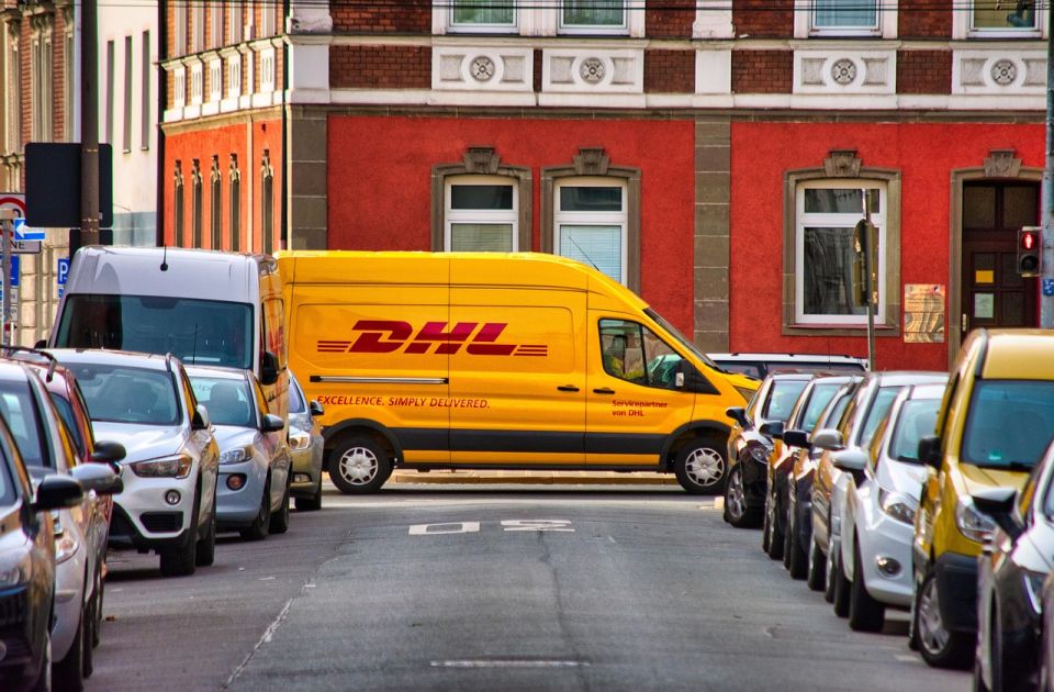 DHL obustavlja isporuku paketa iznad 800 dolara u SAD zbog Trampovih carina