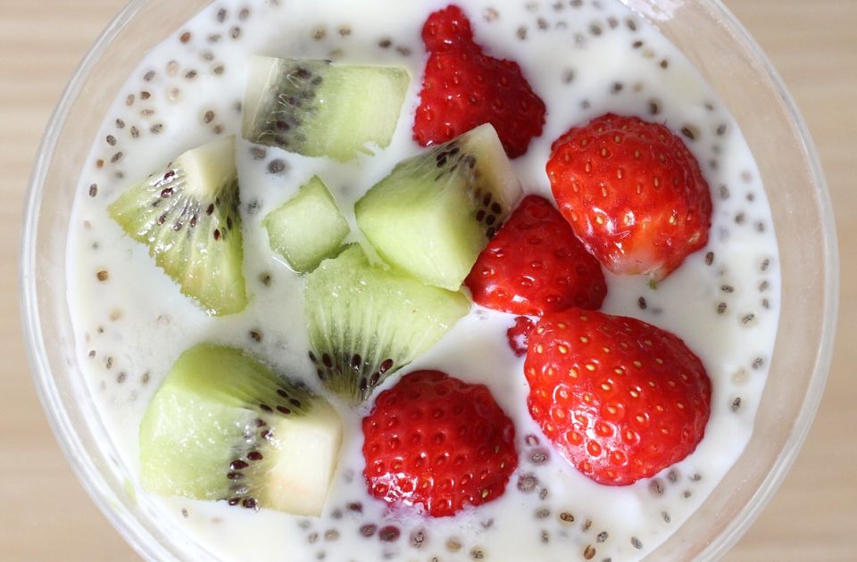 Mediteranska voćna salata sa jogurt-prelivom i hrskavim semenkama