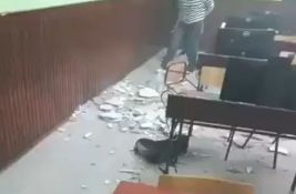 VIDEO Pao deo plafona učionice u Bečejskoj gimnaziji: Jedna učenica lakše povređena
