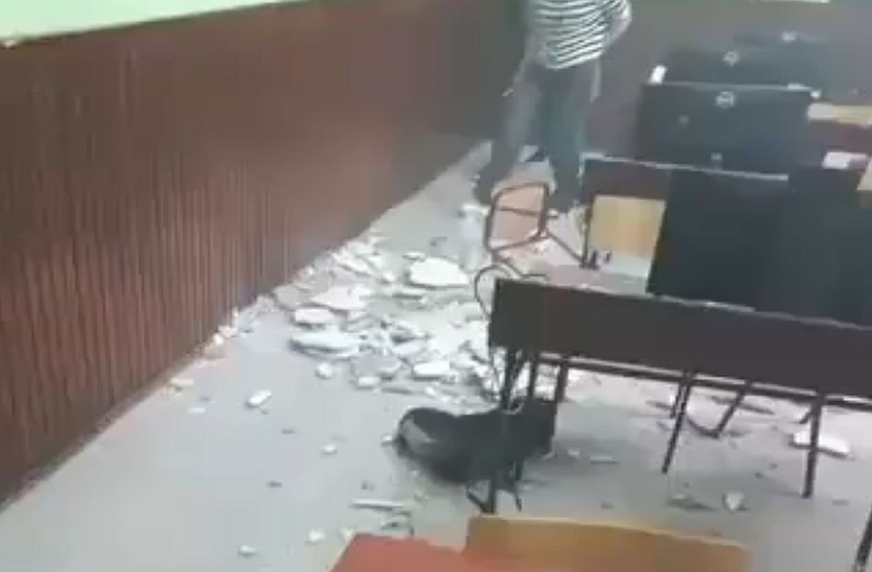 VIDEO Pao deo plafona učionice u Bečejskoj gimnaziji: Jedna učenica lakše povređena