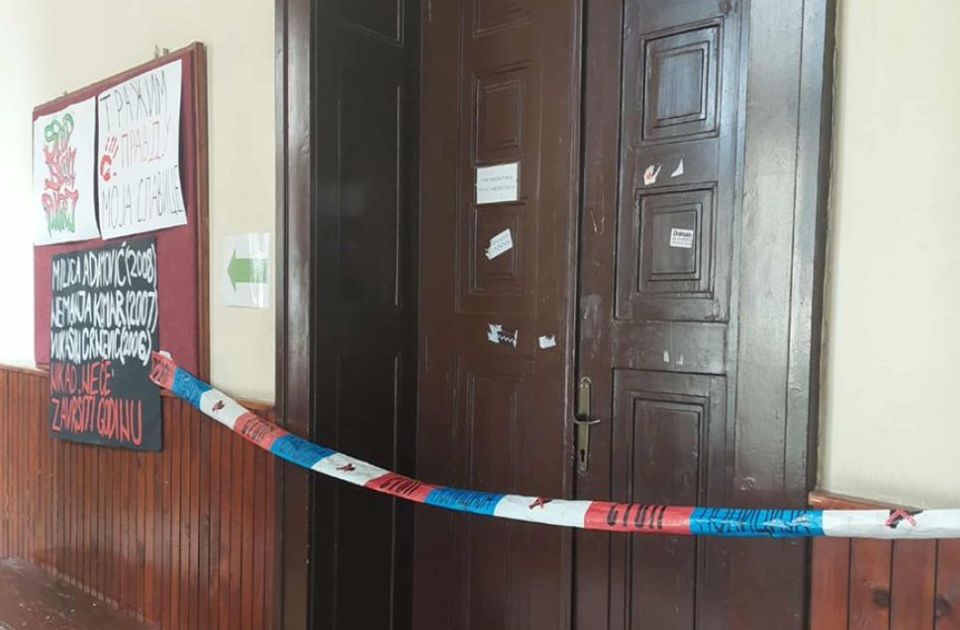 Gimnazija u Bečeju: Pao deo maltera sa plafona učionice, povređena četiri učenika