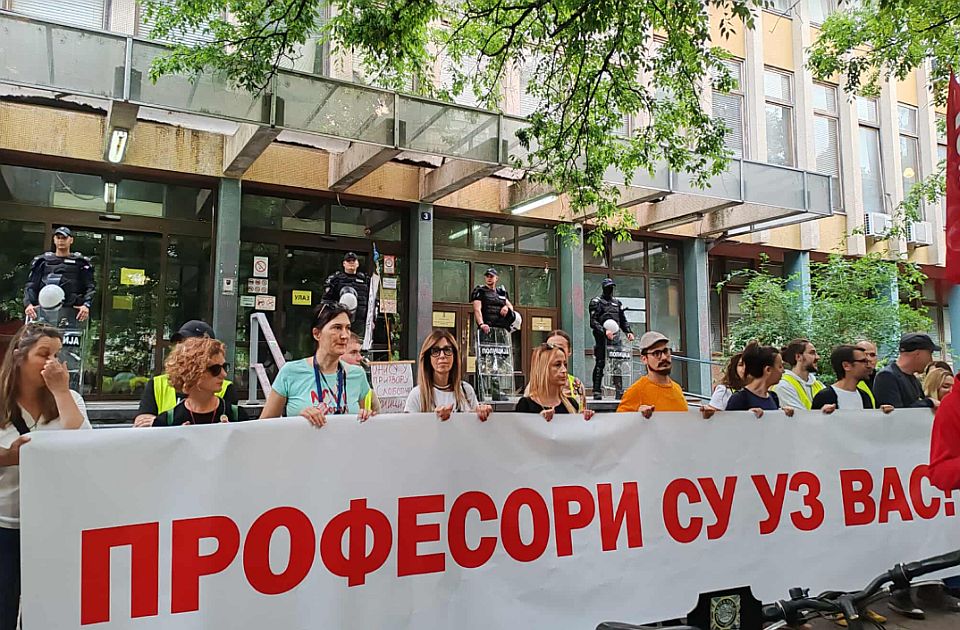 UŽIVO Protest zbog Vučićevih UŽIVO Protest zbog Vučićevih
