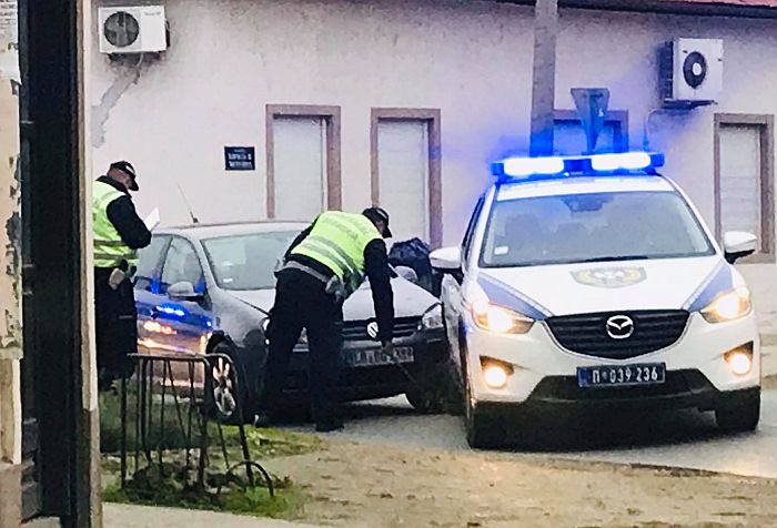 FOTO: Mladić pokušao da pobegne od policije na Telepu, pa udario u njihov džip