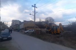 FOTO: Rušili kuću na Telepu, pa presekli kablove - građani bez struje