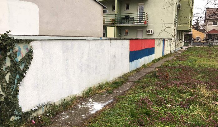 FOTO: Prekrečen grafit sa pretnjama opozicionim aktivistima