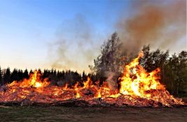 Požar na slovenačkom Krasu i dalje gori