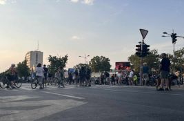 Počeo Neposlušni korzo: Blokirana raskrsnica kod Futoške pijace, bez vidljivog prisustva policije