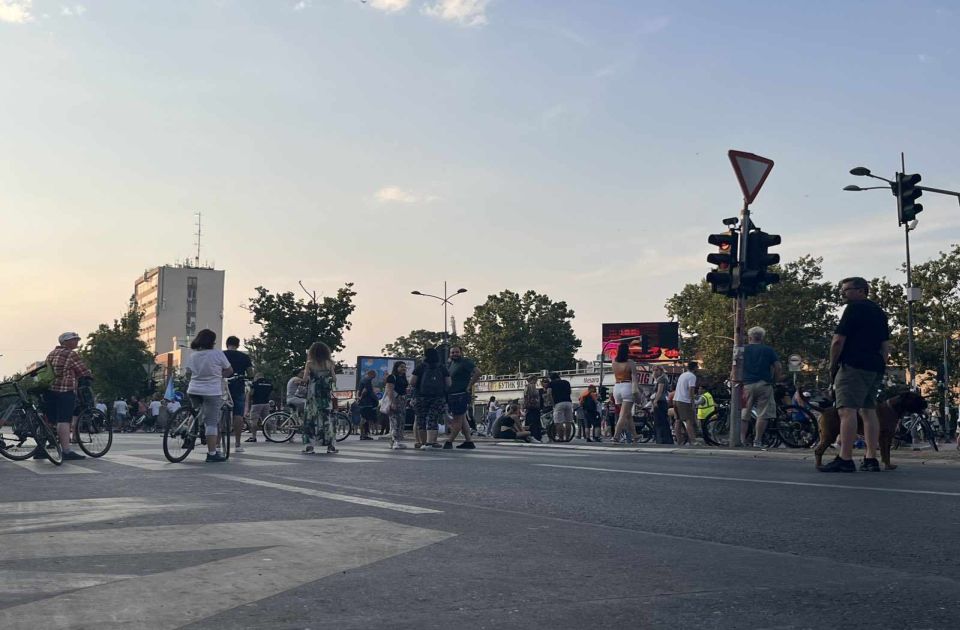 Počeo Neposlušni korzo: Blokirane raskrsnice kod Futoške pijace i JGSP-a Počeo Neposlušni korzo: Blokirane raskrsnice kod Futoške pijace i JGSP-a
