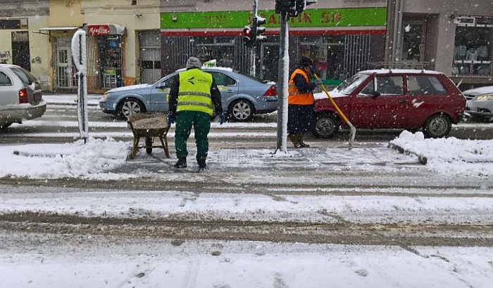 FOTO: Saobraćaj otežan zbog snega, na Vencu zabrana za teretnjake