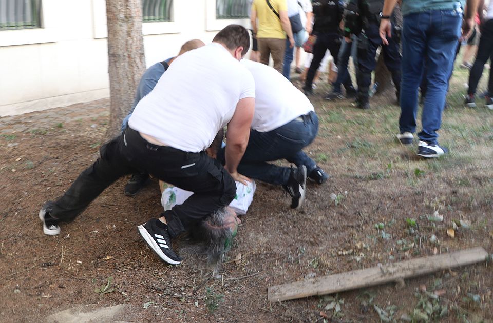 Jedan od "majstora": Krivična prijava protiv radnika sa protesta, muškarac pretučen u Laze Telečkog