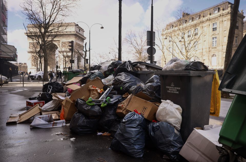 Nova "atrakcija": Turisti se u Parizu fotografišu pored gomile smeća 