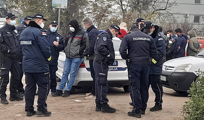 FOTO, VIDEO: Ponovo sprečeno iseljenje porodice iz kuće u Veterniku