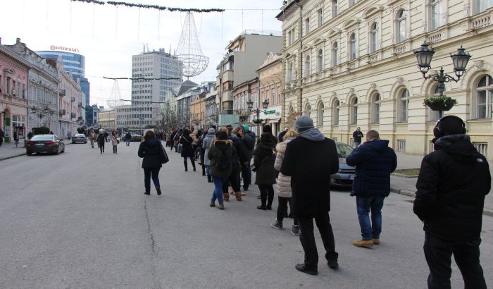 FOTO, VIDEO: Stotine Novosađana u redu za karte za Balaševićev koncert