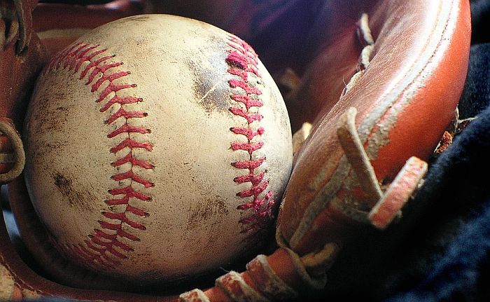 Devojčicu na utakmici pogodila bejzbol loptica, ima trajno oštećenje mozga