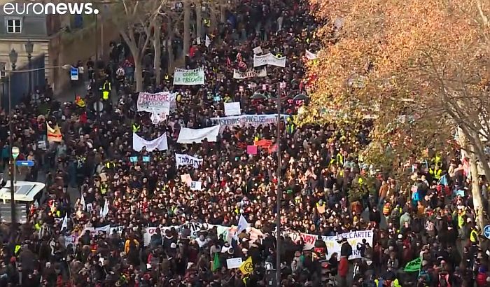 Pet nedelja štrajka zbog reforme penzija u Francuskoj, desetine hiljada na ulicama