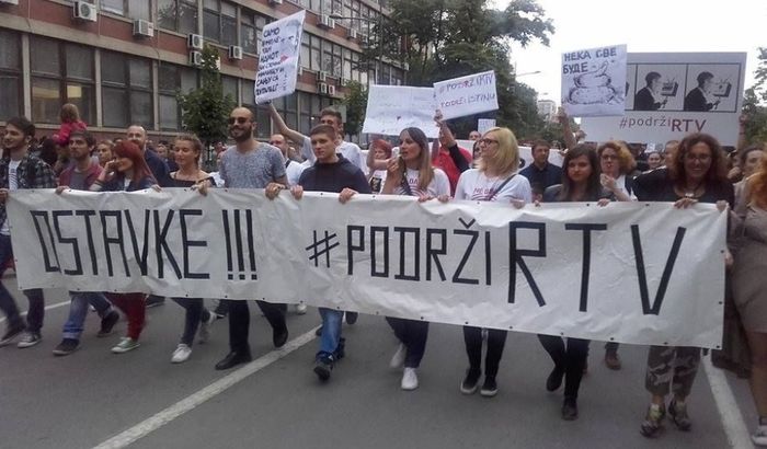 Sutra protest pokreta "Podrži RTV" u toku Dnevnika u 17