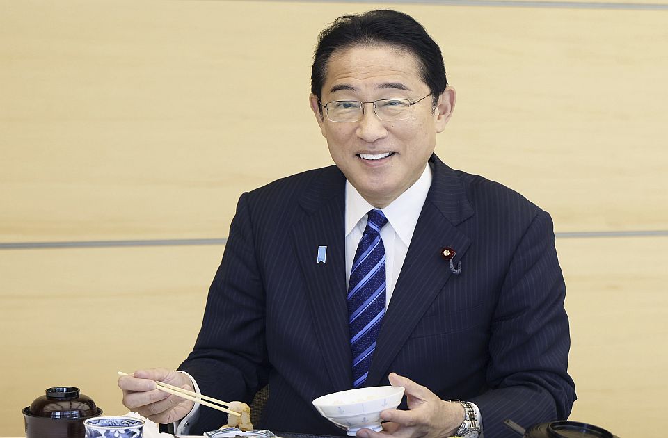 VIDEO: Japanski premijer pojeo ribu iz Fukušime - 