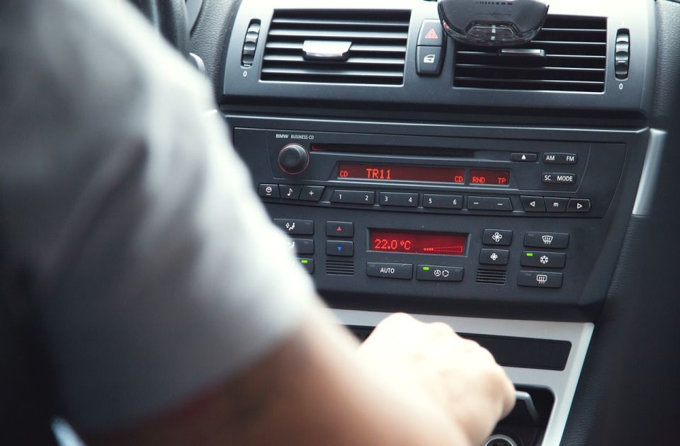 Ako stišavate radio dok parkirate automobil - postoji naučno objašnjenje za to