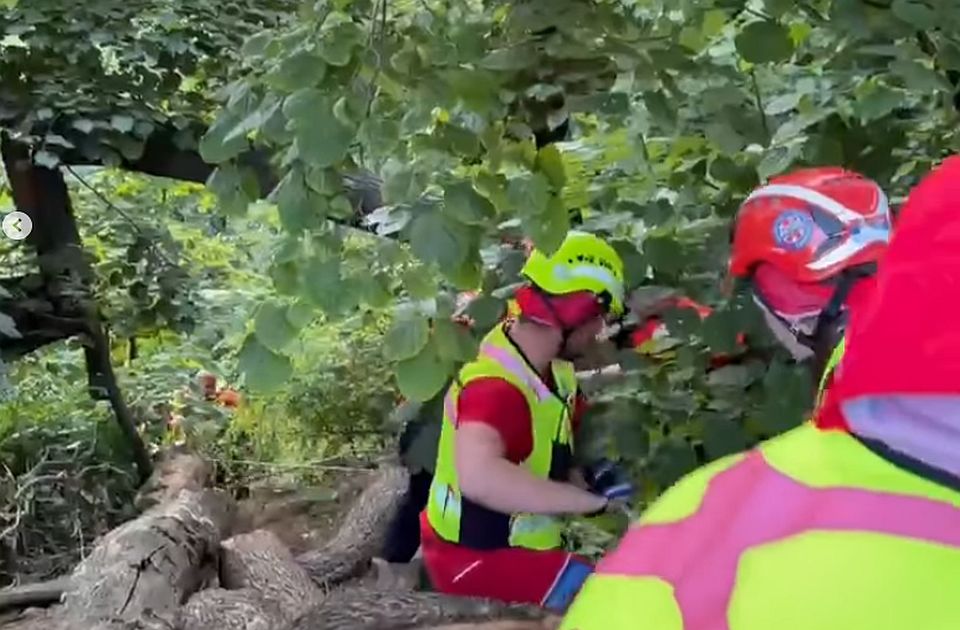 FOTO, VIDEO: Spasioci pomogli muškarcu koji je na Fruškoj gori pao sa visine i povredio se
