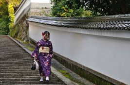 Japan zabranjuje turistima da prilaze gejšama: Pipaju, slikaju i upadaju na privatni posed
