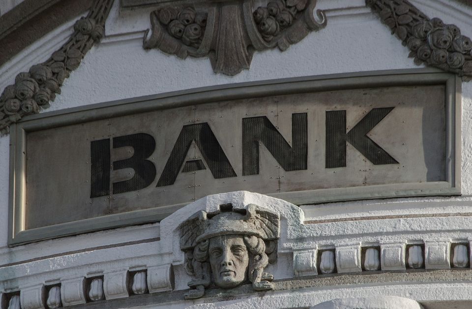 Dve žene dovezle mrtvog starca do banke i uzele novac s njegovog računa 
