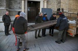 Vrata Katedrale oštećena u požaru odneta na popravku, poznato ko će izvesti radove