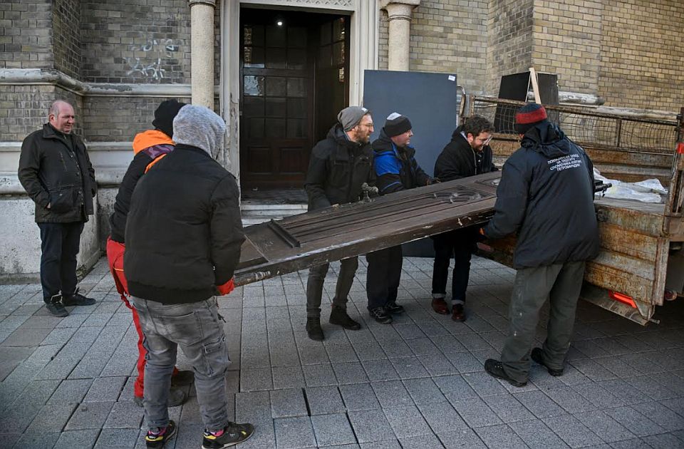 Vrata Katedrale oštećena u požaru odneta na popravku, poznato ko će izvesti radove