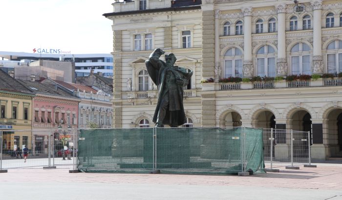 FOTO: Počinje sanacija spomenika Svetozaru Miletiću u Novom Sadu, prva u poslednjih 12 godina