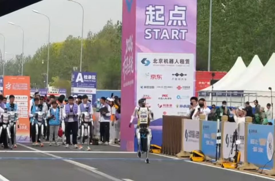 VIDEO: Održana trka humanoidnih robota u Kini, nadmašen ljudski svetski rekord u polumaratonu