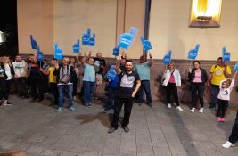  FOTO, VIDEO Zrenjanin: Lomili transparente aktivistima koji protestuju zbog vode