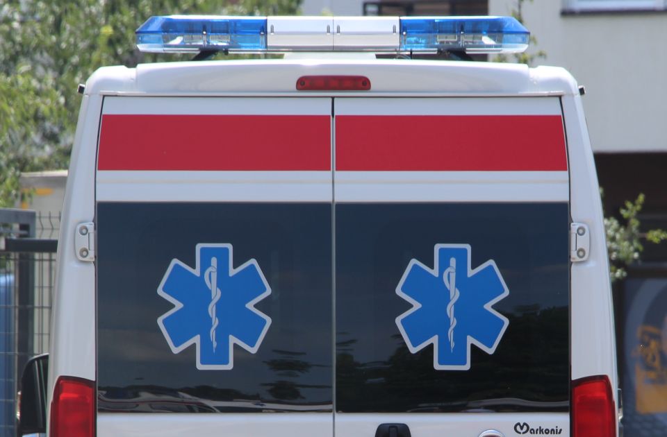 FOTO Lančani sudar četiri automobila na Novoj Detelinari: Jedan se prevrnuo, dve devojke povređene 