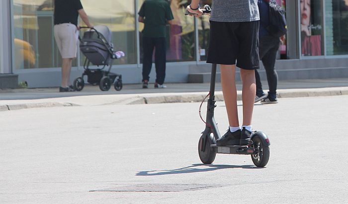 Šaljivi događaj na Fejsbuku - Obaranje vozača električnih trotineta 