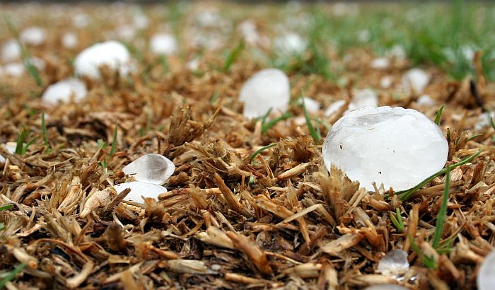 Snažno nevreme u okolini Kraljeva, grad veličine oraha