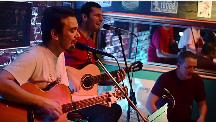 VIDEO: Akustični "Woodens" danas svira u Radio kafeu 