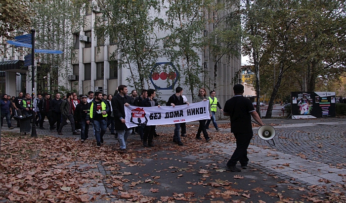 FOTO: Aktivisti "Krova nad glavom" protestovali, u policiji nema ko da razgovara sa njima