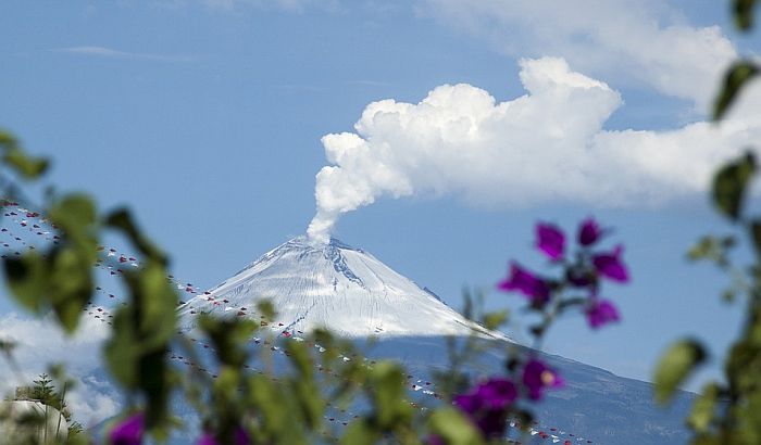 Popokatepetl aktivan, pepeo pao po obodu Meksiko Sitija