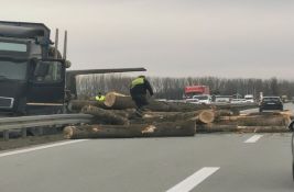 Izmena saobraćaja na auto-putu kod petlje Kovilj: Popravka ograde koju su oštetili kamion i trupci