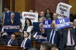 FOTO: Tokom Vučićevog govora transparenti 