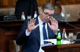 AP: Populistički predsednik Vučić neprijateljski dočekan od desničarske opozicije