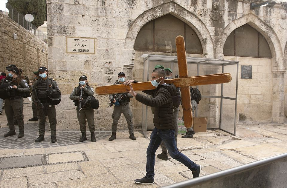 FOTO: Amerikanac uhapšen u Jerusalimu zbog rušenja statue Isusa 