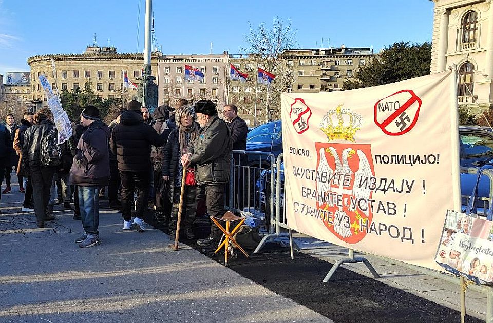 FOTO: Protest ispred Skupštine Srbije protiv evropskog predloga za Kosovo, legitimisani maskirani