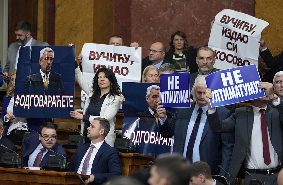 FOTO: Tokom Vučićevog govora transparenti "Vučiću, izdao si Kosovo" i "Ne kapitulaciji"