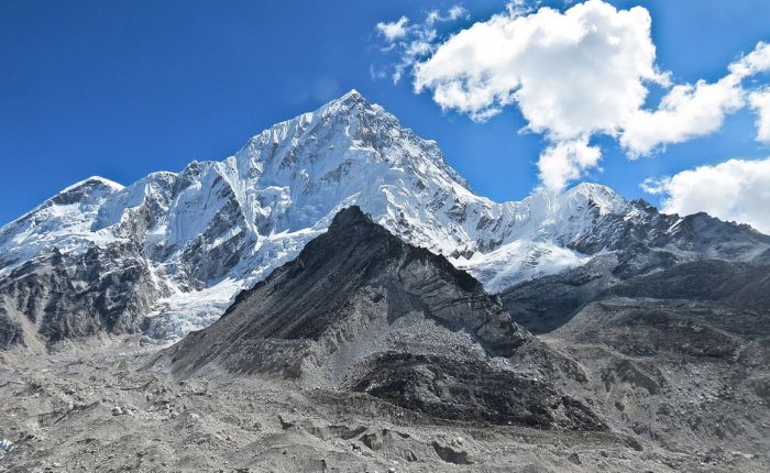 Nova pravila za planinare na Mont Everestu - sami plaćaju spasavanje i moraju da prođu obuku