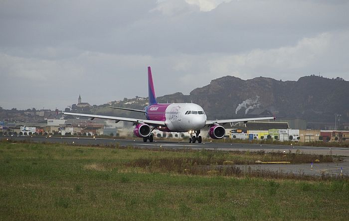 Pijani putnik pokušao da upadne u pilotsku kabinu